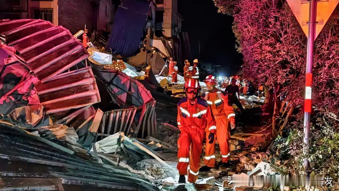 直击柳州5.2级地震最新进展昨夜柳州突发5.2级地震，深夜震动让人猝不及防。接连