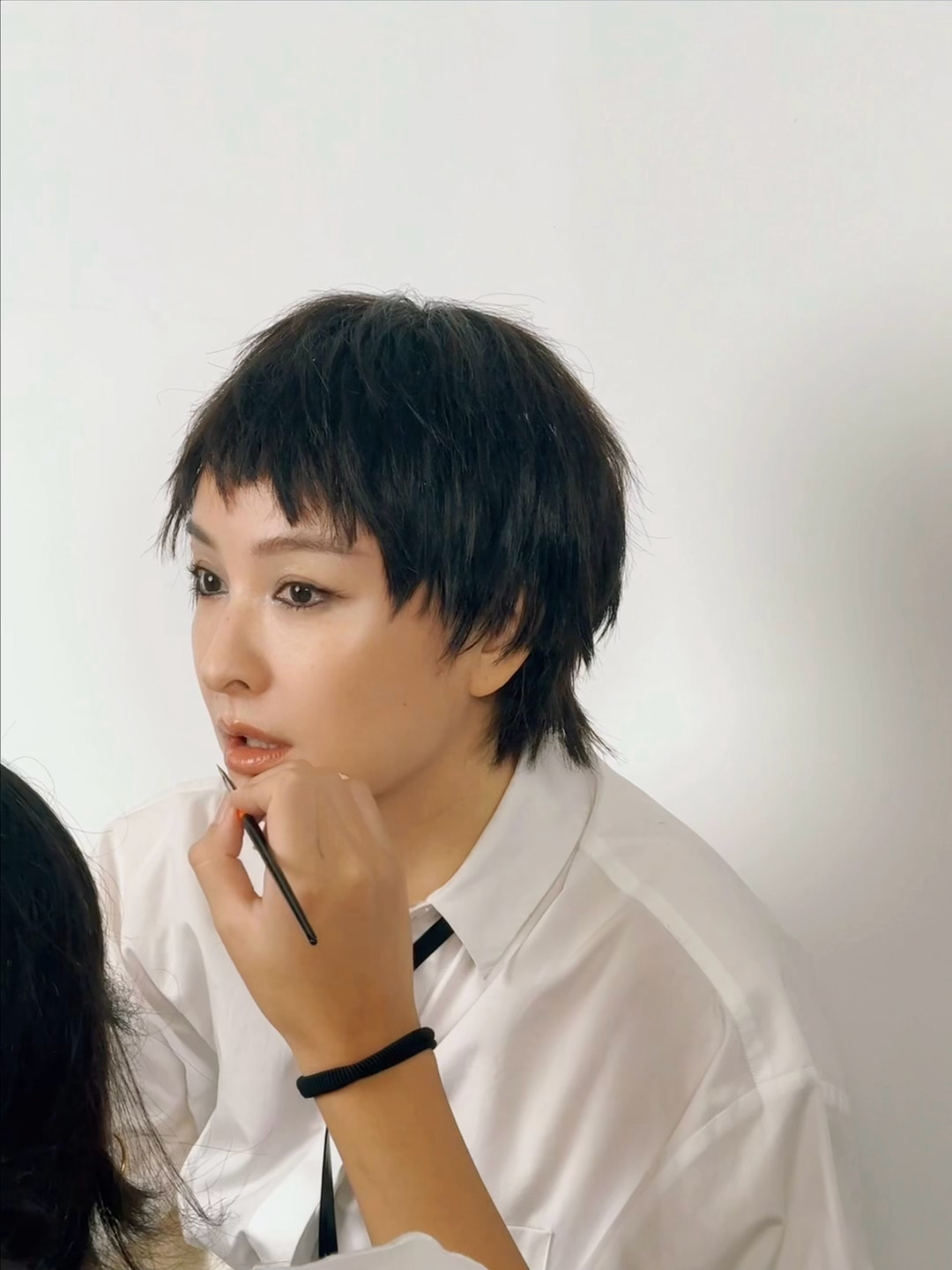 #吴昕超短发#  吴昕新造型超A，短发帅气又迷人，驾驭各种风格都毫无压力！ ​​