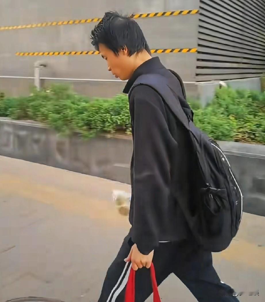 韦东奕，数学老大！
他对生活就是态度，有衣服穿，有饭吃，就挺好，他走路的速度特别