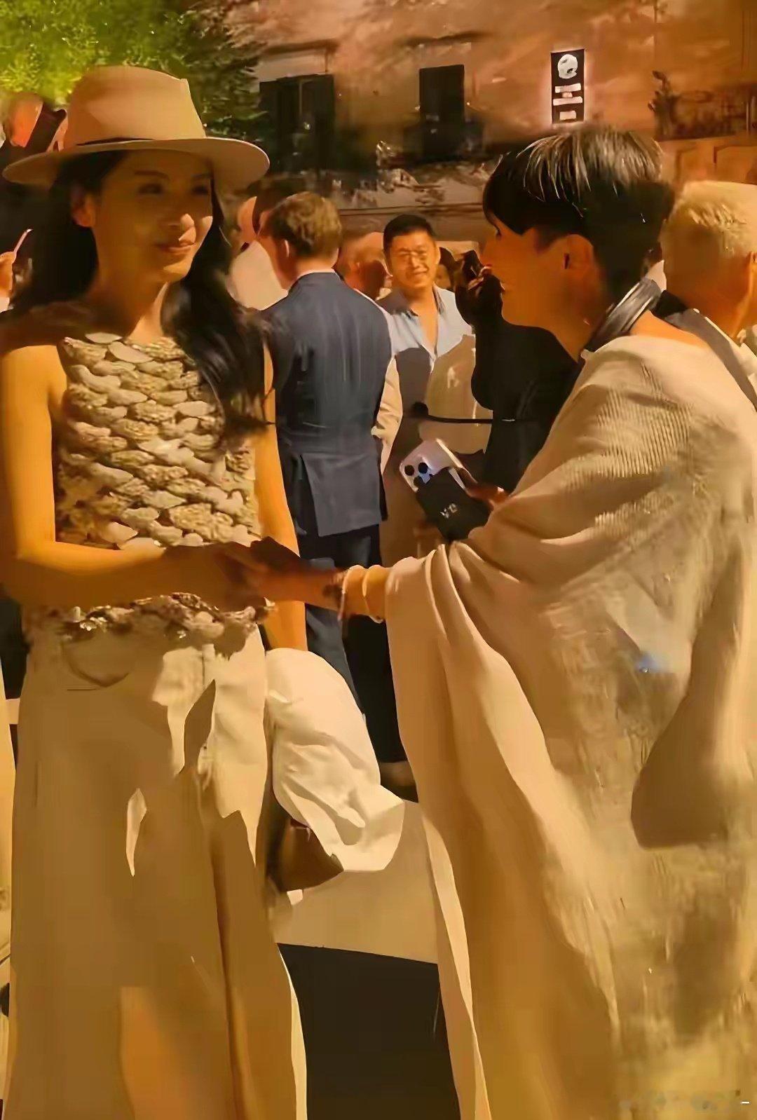 刘涛带女儿参加活动，18岁王紫嫣变化很大 