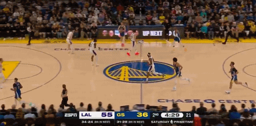 一言难尽！东契奇居然被霍福德点飞了！
在今天NBA常规赛勇士对阵湖人的第二节比赛