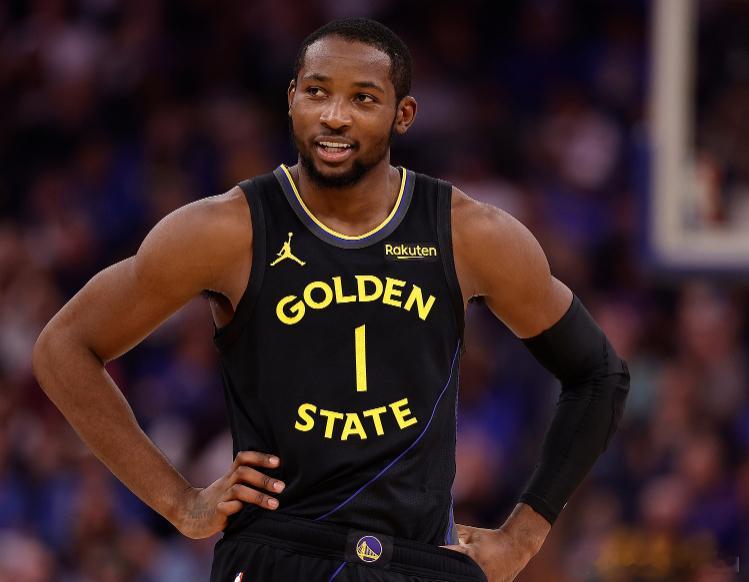 勇士客场115-123不敌独行侠，遭遇2连败。本场比赛库明加上半场崴脚受伤离场，