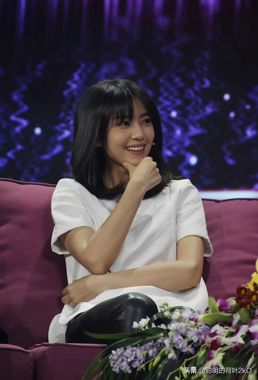 高圆圆松弛感天花板。不刻意、不造作，日常穿搭尽显高级。真正的美，是与生活和解，与