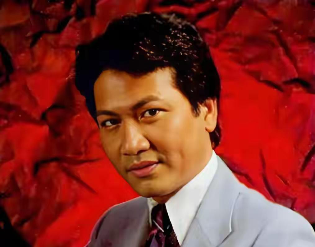 帅气男神，西装革履，魅力四射！😎👔👨‍🦳大家还认识这位香港演员吗？能说出