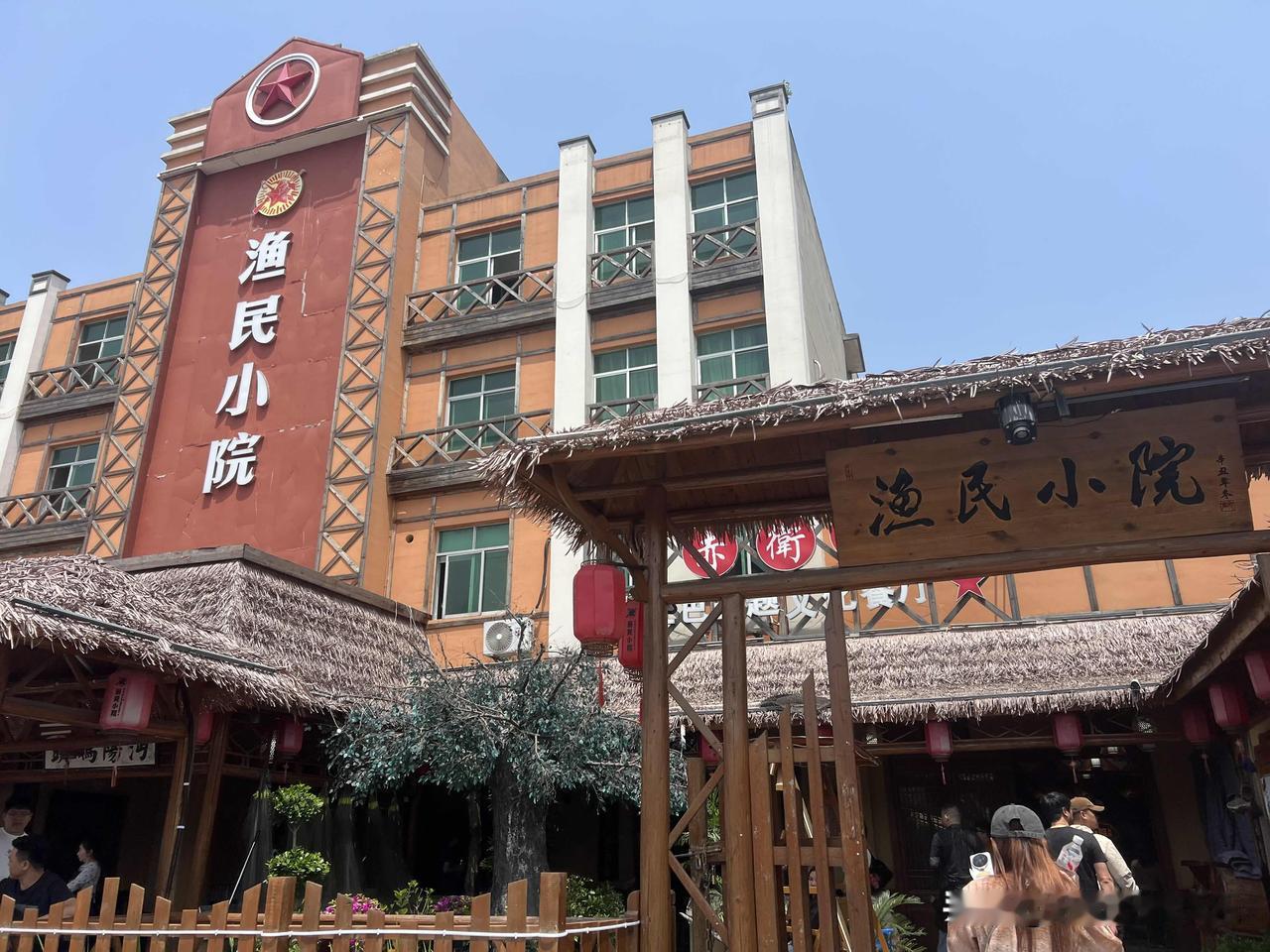 到洪湖来，必吃洪湖莲藕，必喝藕汤，洪湖本地特色小吃也特别美味