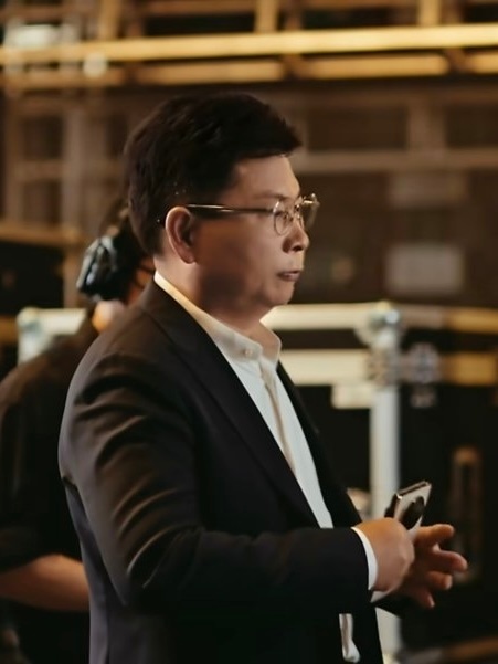 新款三折叠，有白色，支持手写笔，这次抢不抢？华为将发布新款三折叠手机 ​​​