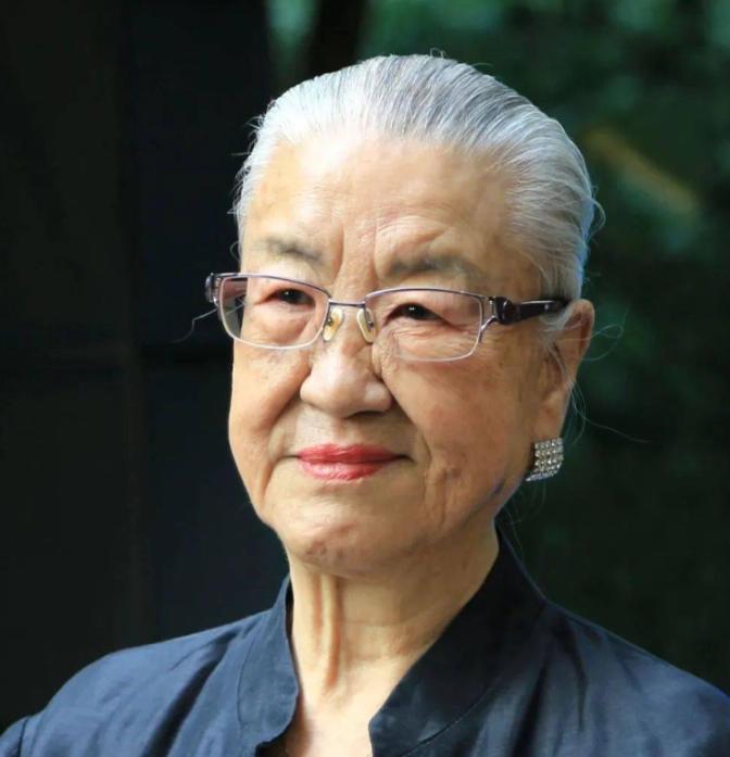 1986年，中央一条“高干子弟一律不准经商”，使得原国防部长耿飚的长女，一夜之间