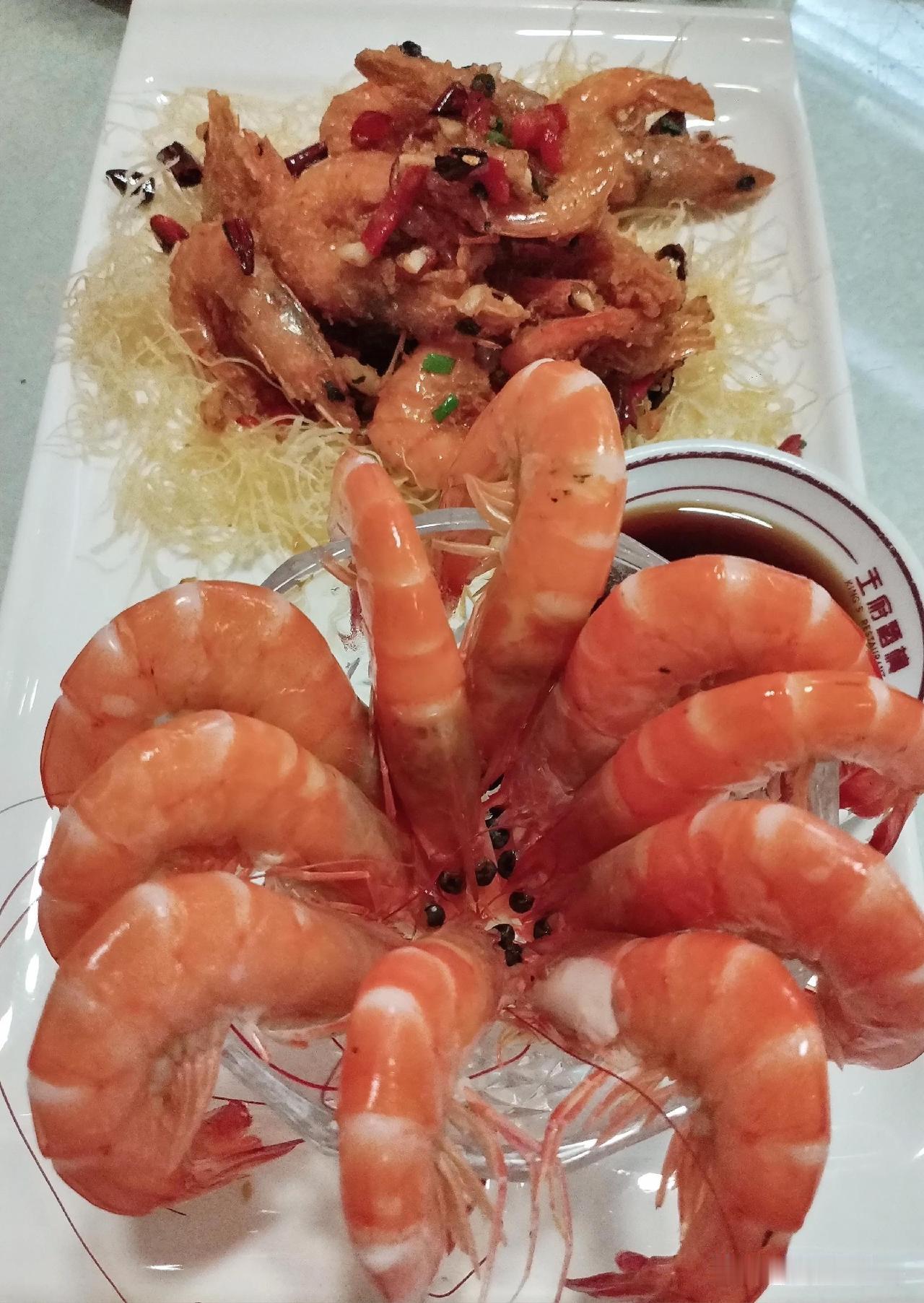 一日三餐吃饭不变，山珍海味仅是尝鲜。
有人卖油郎独占花魁，吃了一餐龙虾海鲜，逢人