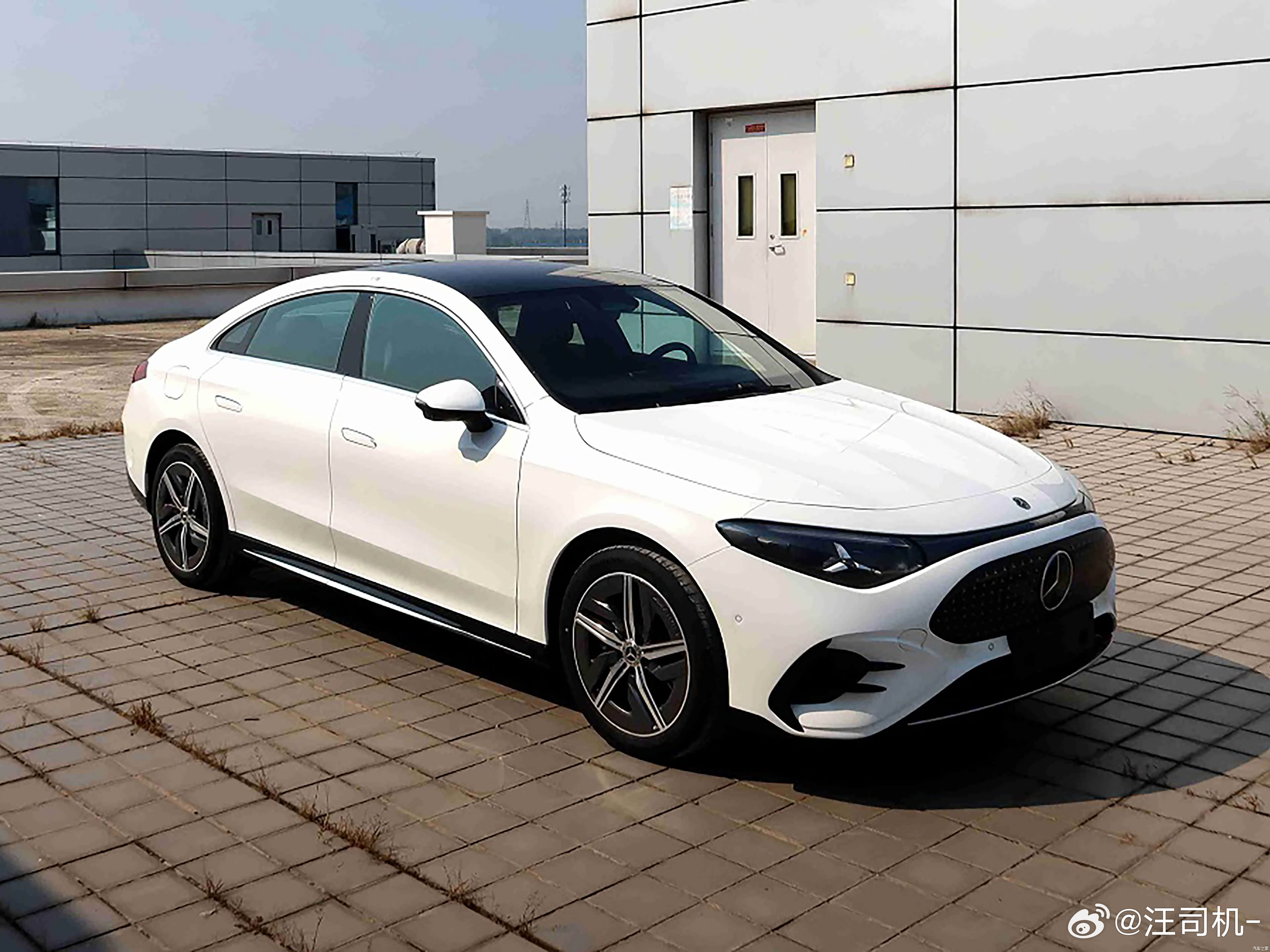 奔驰CLA 300L，这玩意的电池还挺行，88.9度4C充电，不到500公斤 ​