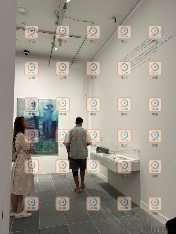 徐子珊近照！！！巴黎看展，好悠闲。[爱你]港媒这水印打得这么密实，看得出来很珍贵