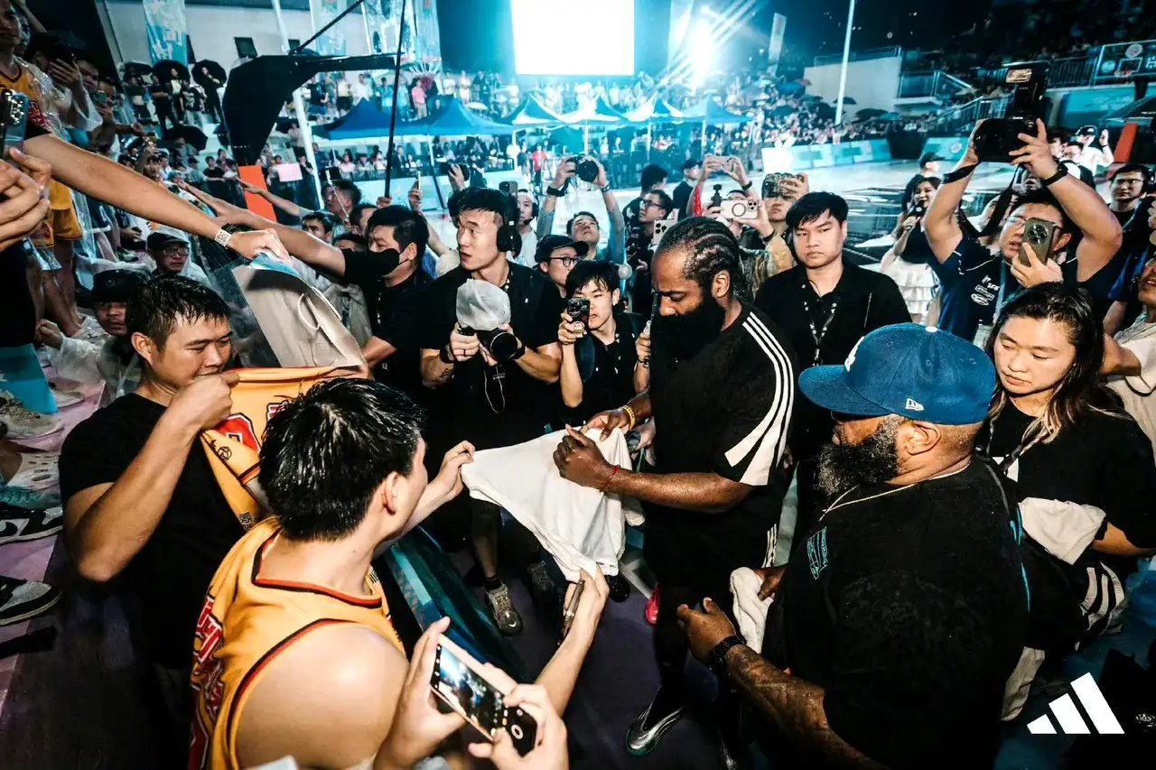 哈登对待球迷真的没得说，亲近没架子，球迷送的小红绳一直戴着。之前是一个红绳古铜币