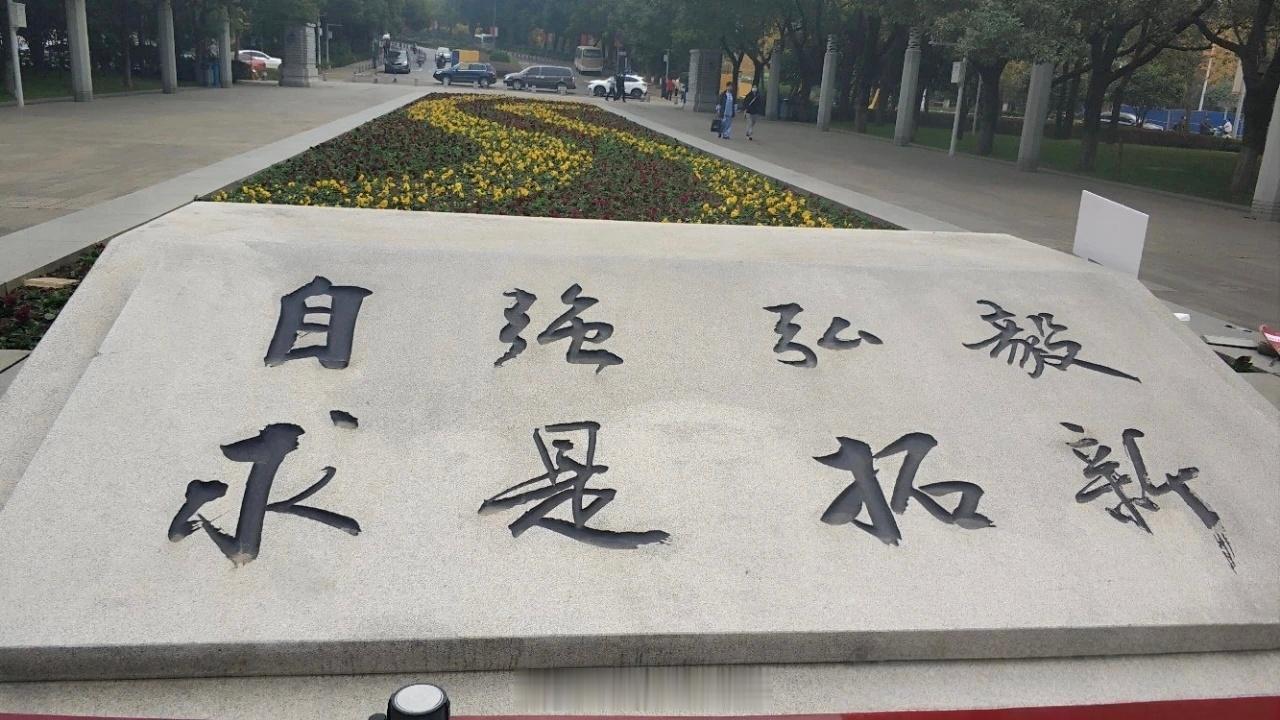 武大回应图书馆事件 武汉大学在这次图书馆事件中的所作所为，非常令人难以理解。作为