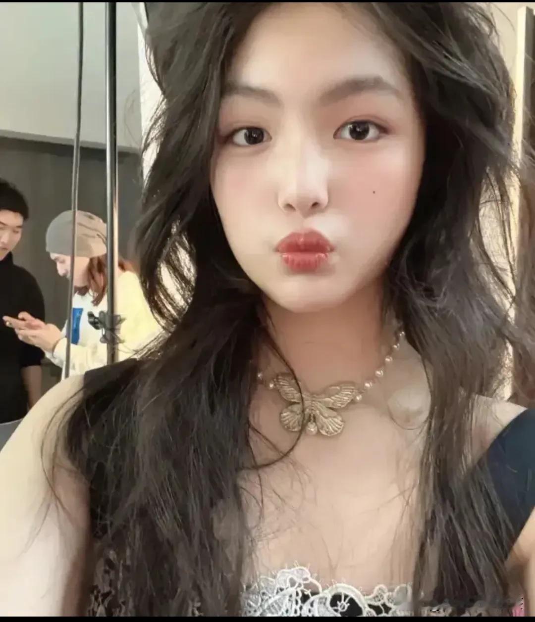 李湘的女儿终于长大了，最近新拍的杂志大片，就这模样这气质还有这身价，进娱乐圈那是