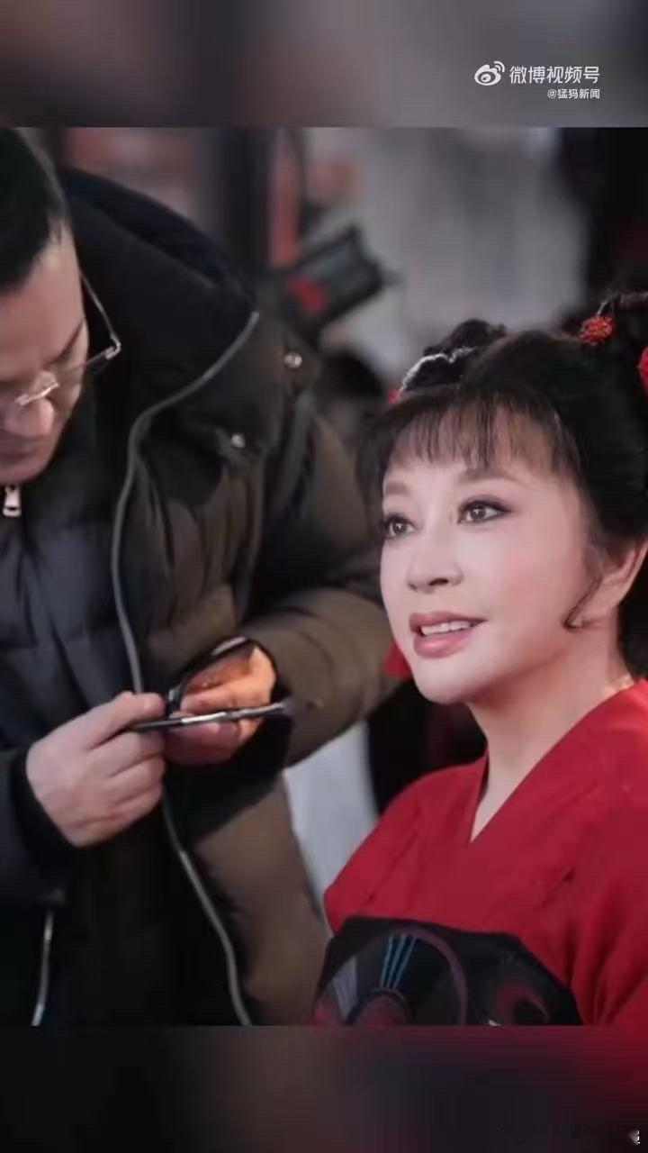 2026毛戈平刘晓庆手搓武则天妆容 网友的感叹说出了很多人的心声，三十二年了，毛