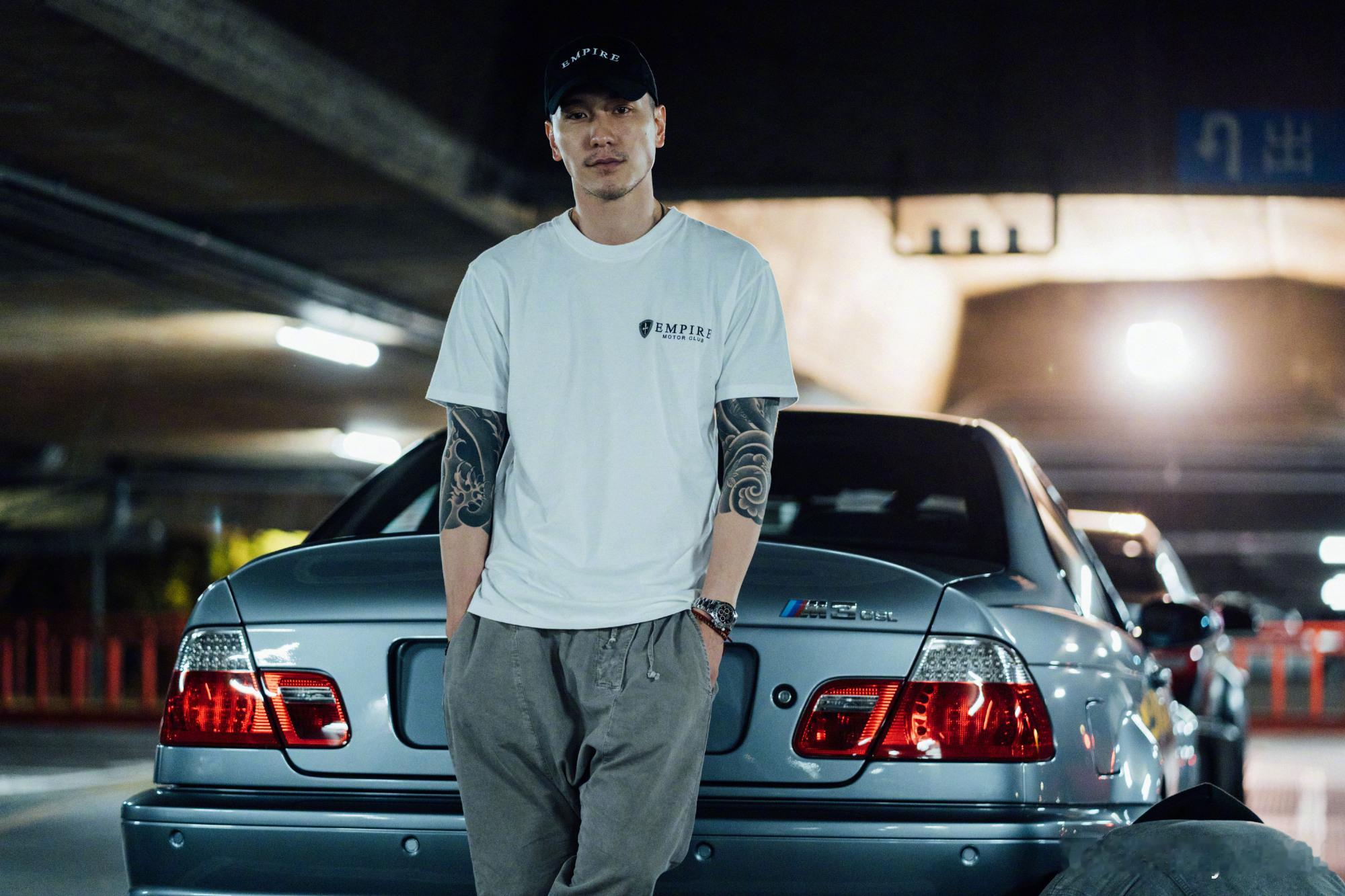 #王阳明 我不比娘炮的动作# 王阳明拒绝比爱心，称不比娘炮的动作[并不简单] ​