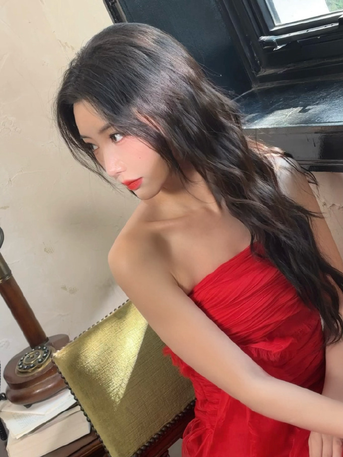 毛晓彤红裙青苹果又撩又纯  简直就是把我惊艳到了，毛晓彤红裙青苹果又撩又纯，看到