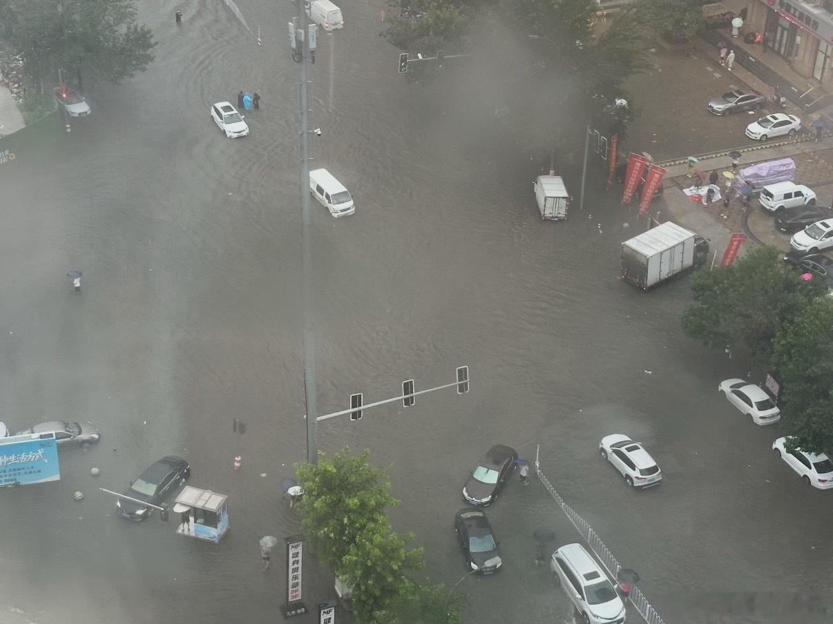 东北特大暴雨以前总觉得洪水更多发生在南方，没想到沈阳都开始发洪水了。 