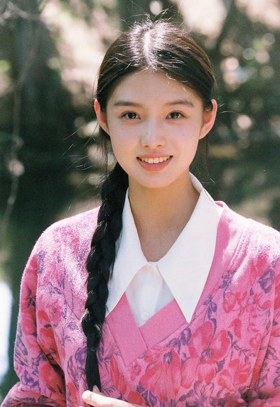 感觉艾米年纪虽然小，但是演技还是蛮成熟的，而且她的可塑性特别的强，可以说是剧抛脸