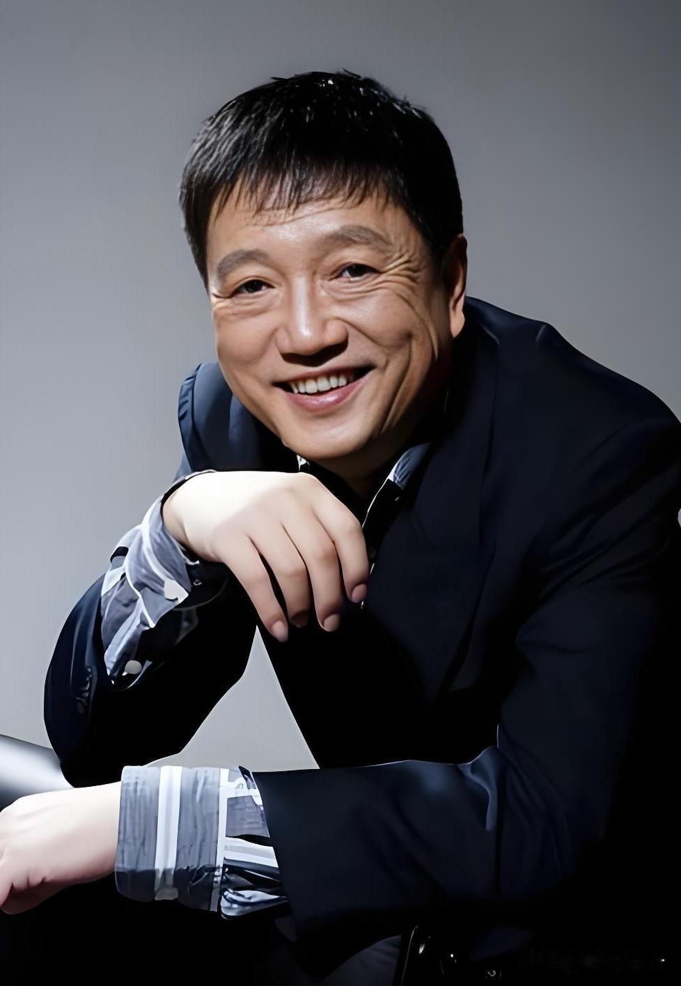 老戏骨秦焰走了，

我发现他身上有个挺玄学的地方，

就无论他演什么和谁演，只要