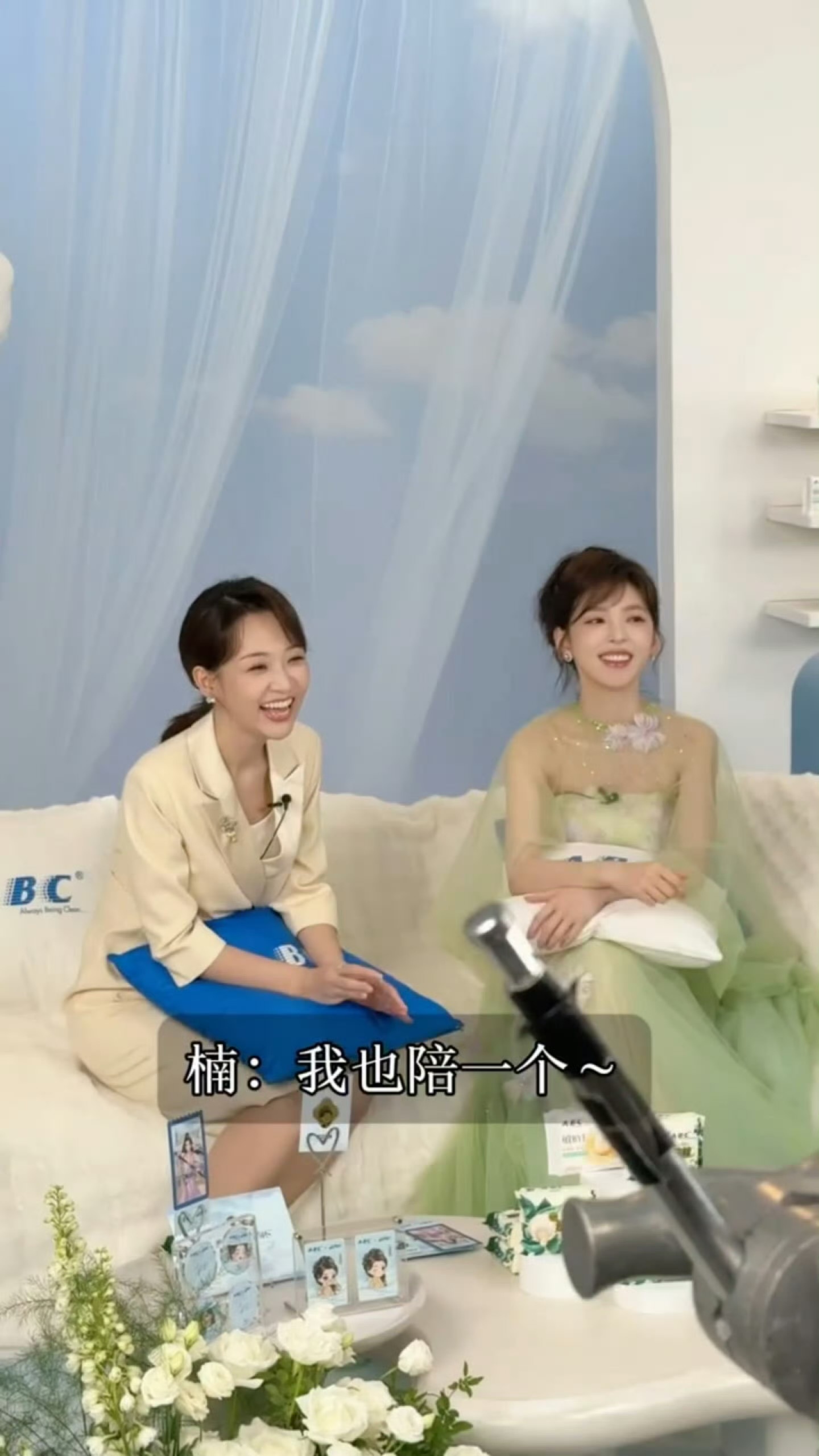 当章若楠发现主持人的裙子有点短好暖心的女宝🥹🥹🥹