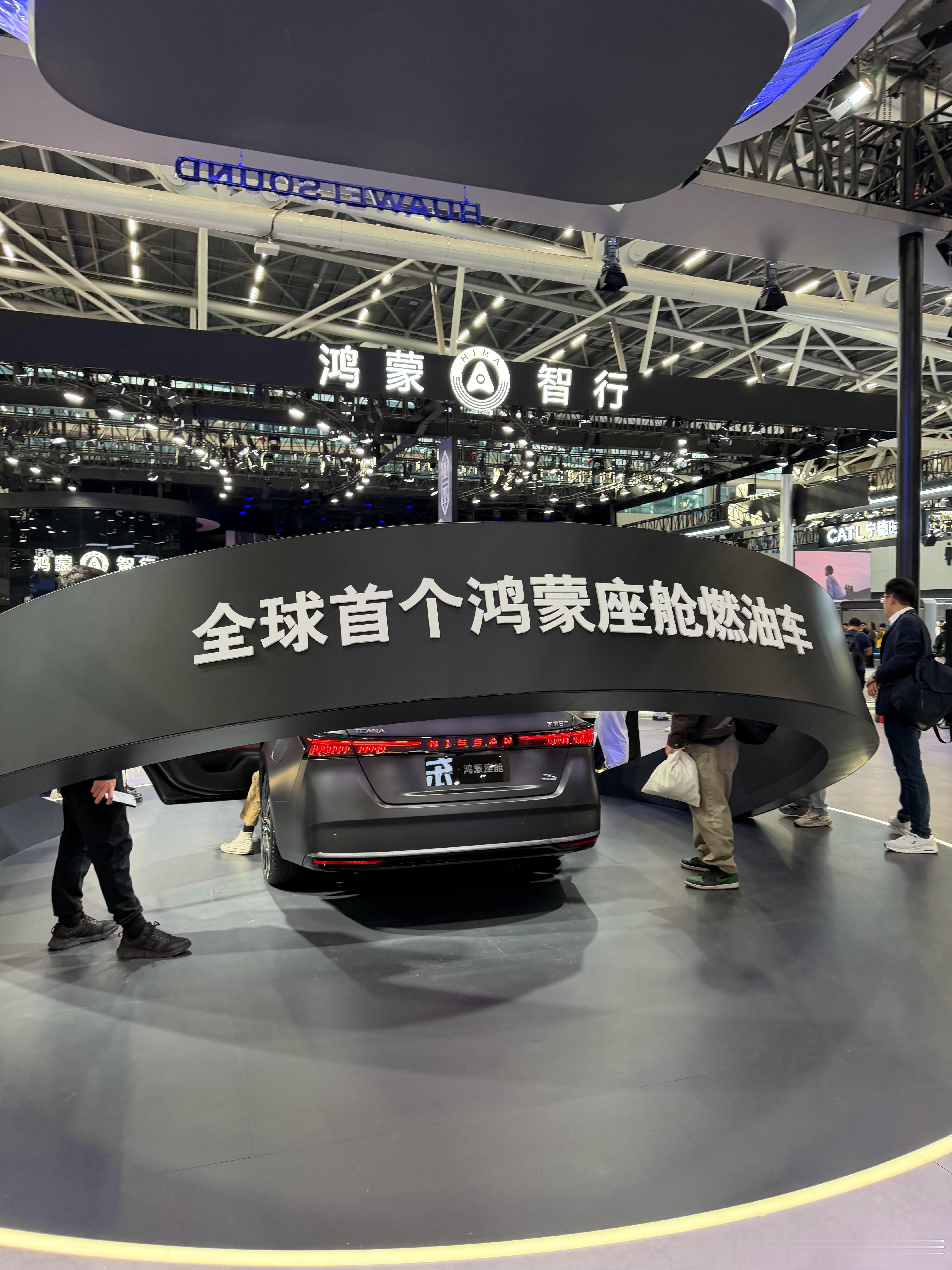 广州车展上的东风日产新天籁（鸿蒙座舱版）亮点十足，是首个搭载鸿蒙座舱的燃油车！售