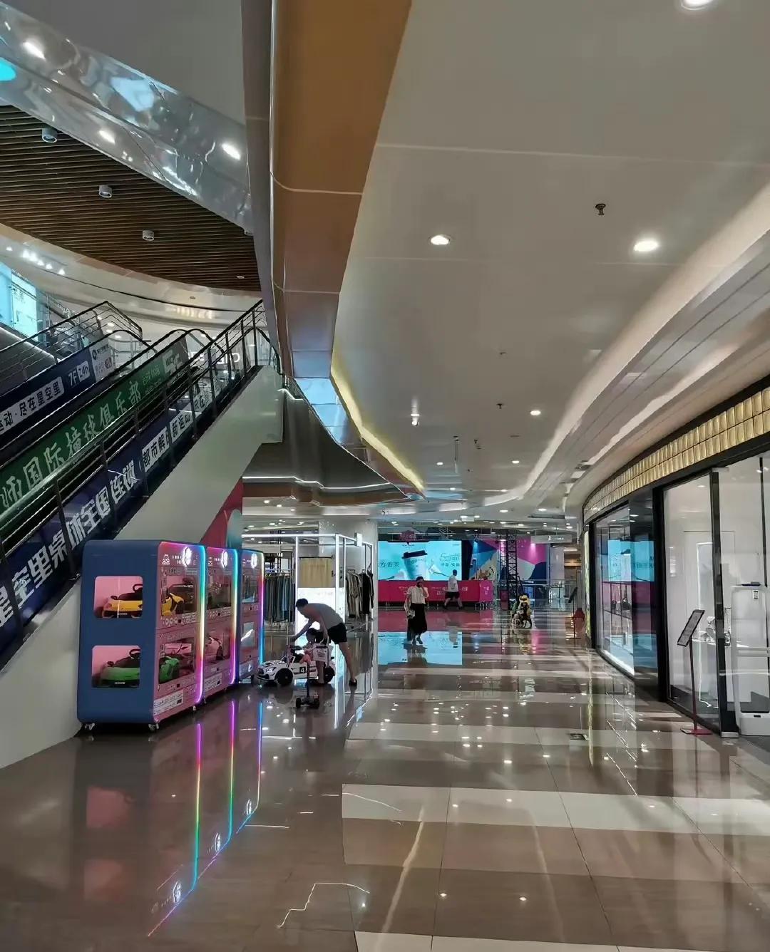 曾经的安粮城市广场
现在的唯品会奥莱
这个商场，终究是玩不转
其实，更多是运营方