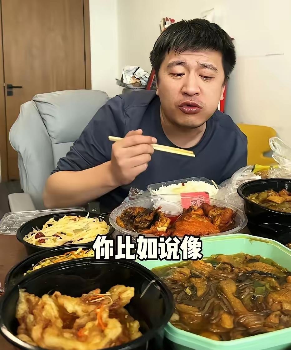 这是张雪峰出镜吃午饭的画面。
一碗米饭六碗菜！

盛大菜用的是塑料盒子，大概点的