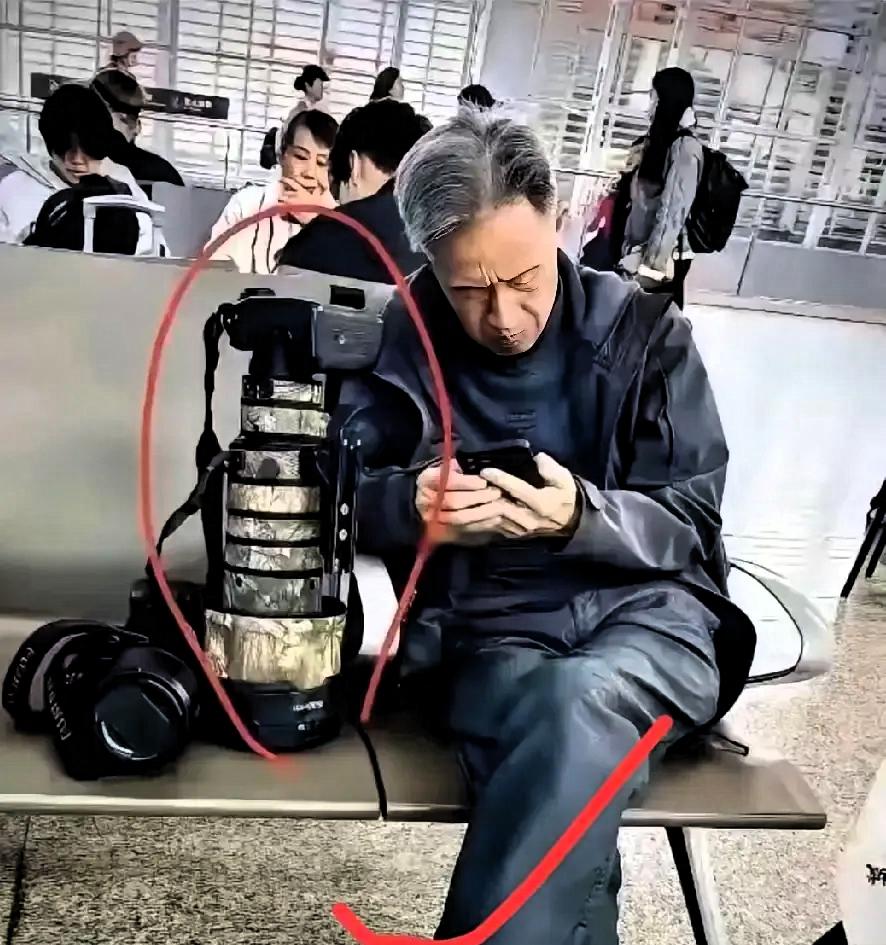 有人在高铁站撞见一幕，真是应了那句老话——人不可貌相，海水不可斗量。
 
一位衣