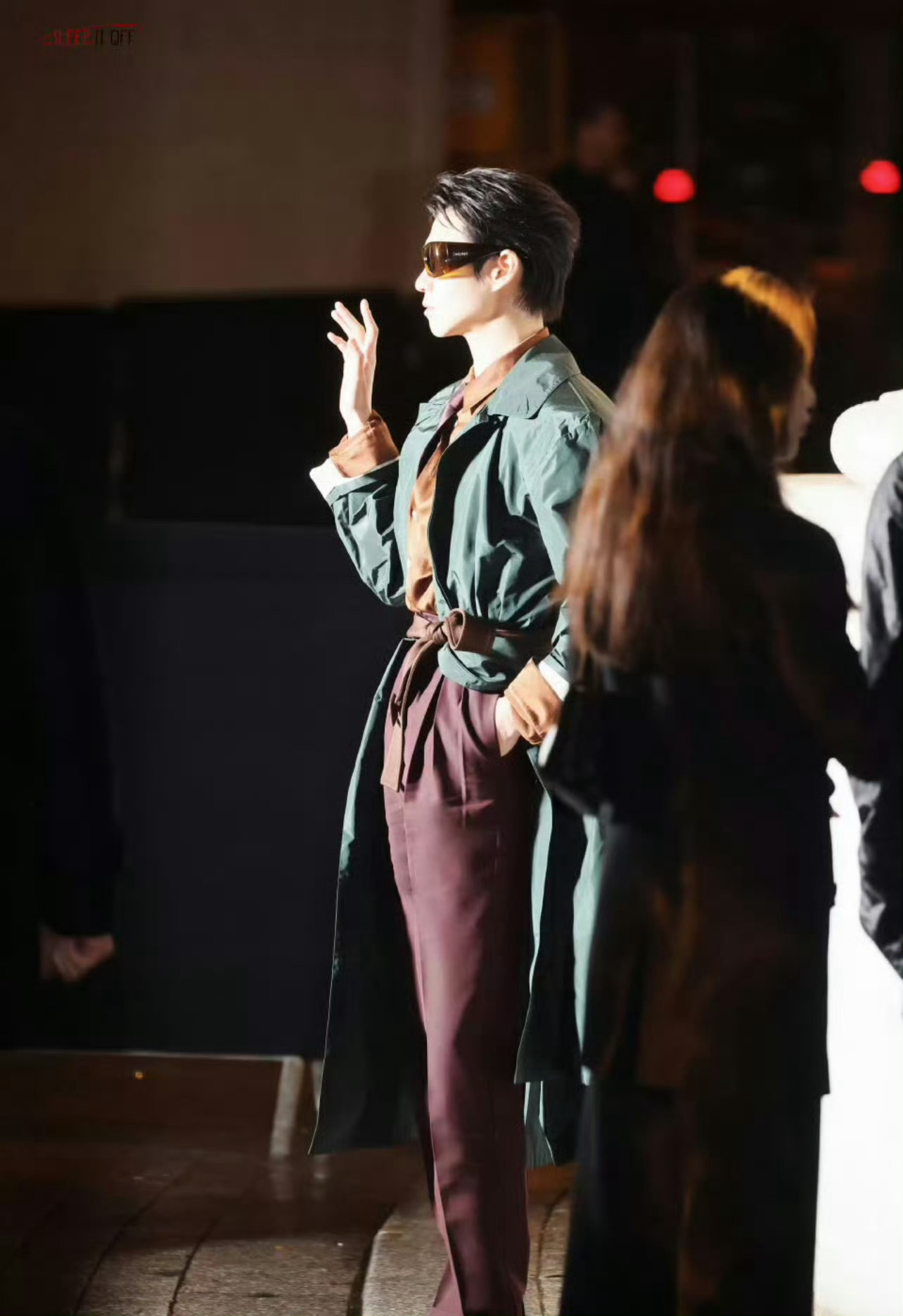 魏大勋强闪光灯下的表情管理 魏大勋强闪光灯下的表情管理太绝啦～不间断的闪光，也没