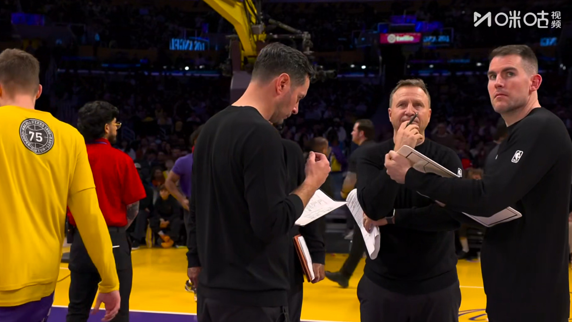 暂停期间教练都在这站着，那谁去布置战术呢独行侠vs湖人