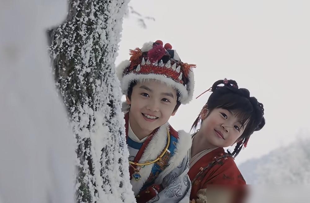 你压根没点开《逐玉》，后台却帮你“看”完了。
 
成千上万的人，手机里都撞见了这