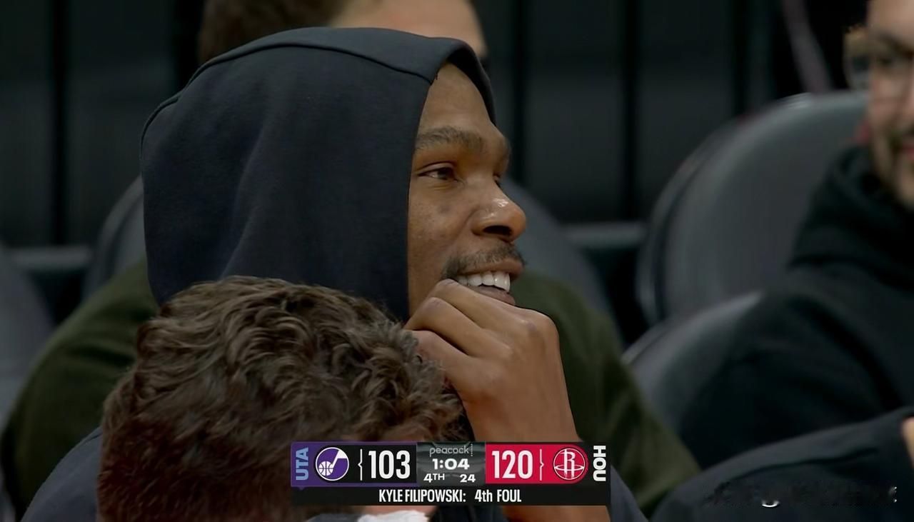 火箭当家球星杜兰特真是心满意足了！在今天火箭主场迎战爵士的比赛中，当时比赛进行到