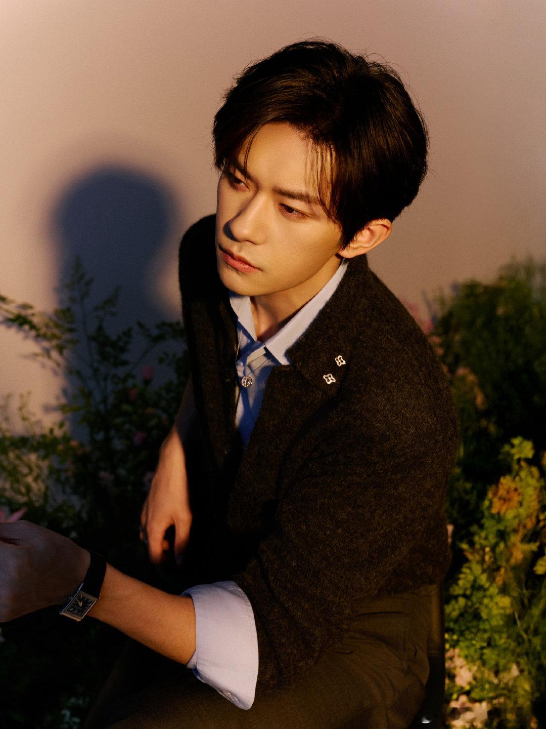 易烊千玺分享九号骑行经历 脑补易烊千玺骑行穿梭老街胡同的画面，树影摇曳，暖阳洒落