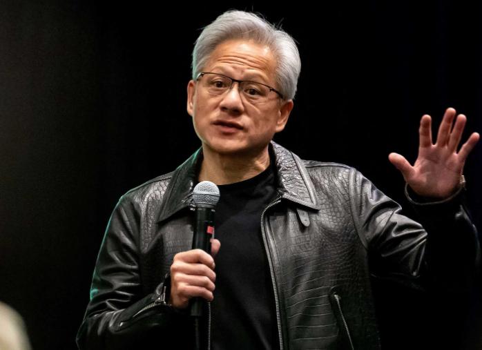 黄仁勋是下定决心彻底不装了，直接把底牌亮得明明白白。既然中国不买英伟达的 H20