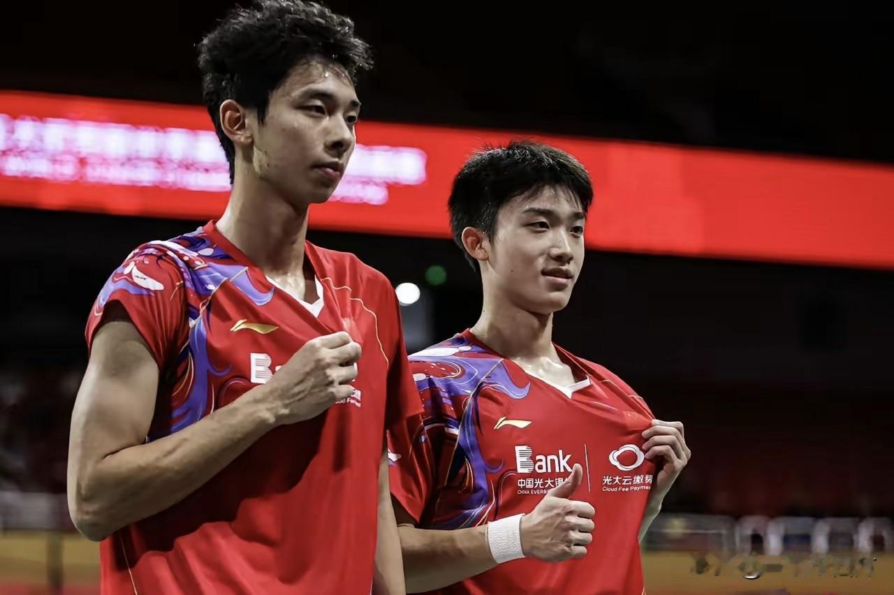印尼羽毛球大师赛正赛首轮，国羽年轻男双组合胡珂源/林祥毅以21-16、28-26