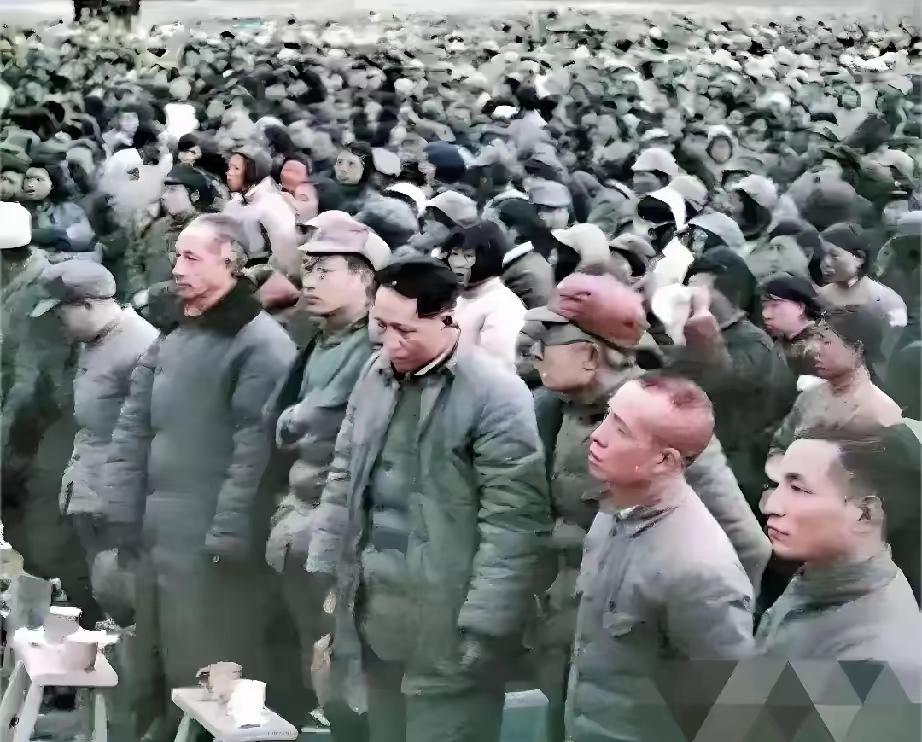 伟人领航，英雄铸魂，撑起华夏万里晴空
 
我们如今吃得饱、穿得暖、走得稳，国泰民