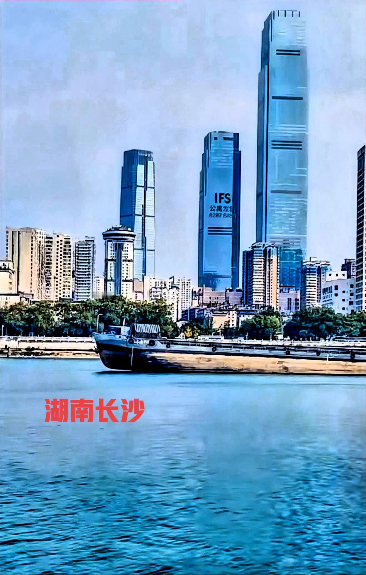这湘江的对岸河东国金中心一带，就是长沙城市的最繁华的地方。但是呢，在我看来一点都