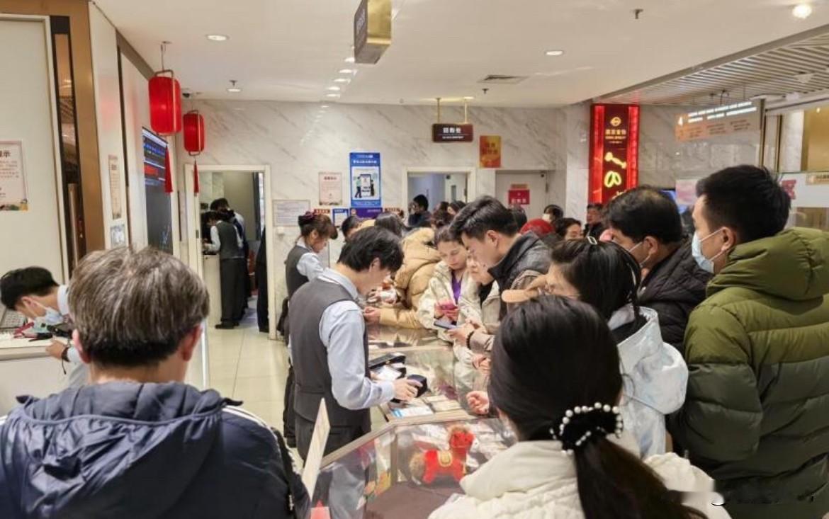 国际金价上周突然“大跳水”，中国黄金市场立刻出现两种情绪：一边是果断抄底，一边是