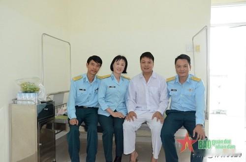 越南国防部长潘文江大将向越南空军第372航空师929战斗轰炸机团由第1飞行队队长