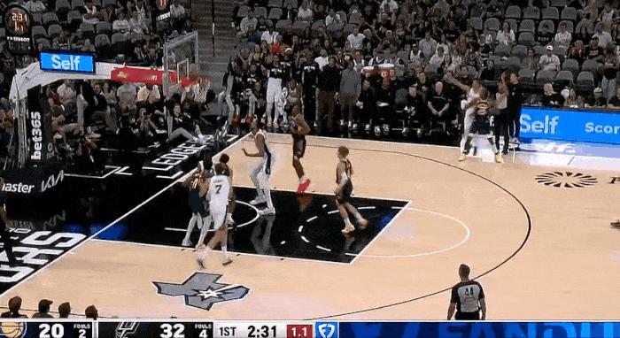 秀儿！文班亚马晃飞托平命中三分在今天NBA季前赛马刺对阵步行者的第一节比赛中，文