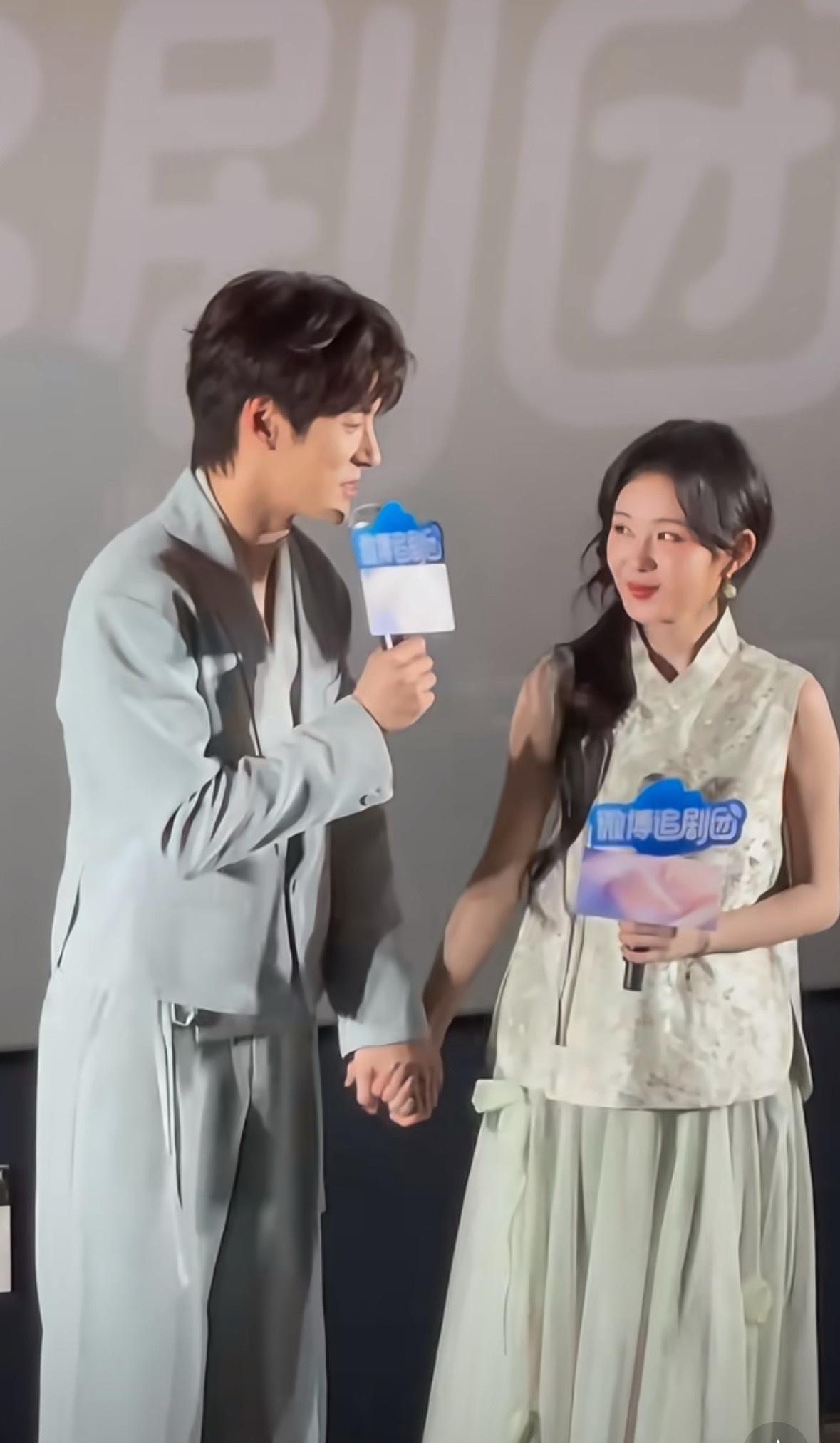 看了两集感觉还行，往后再看看😄 