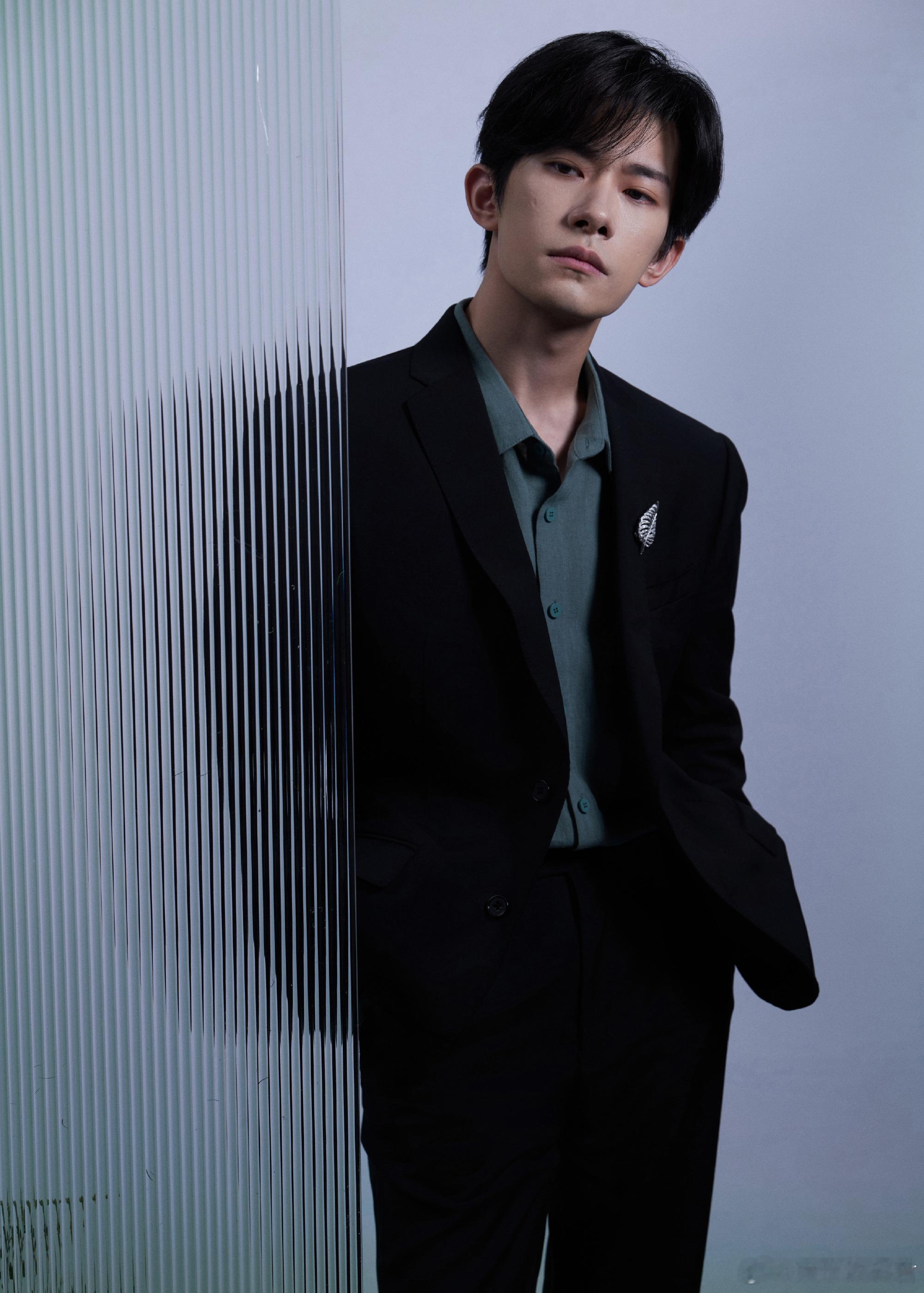 易烊千玺哈琳梦回笨小孩景浩妹妹来看易烊千玺发布会了一场极具宿命感的同框，把大家直