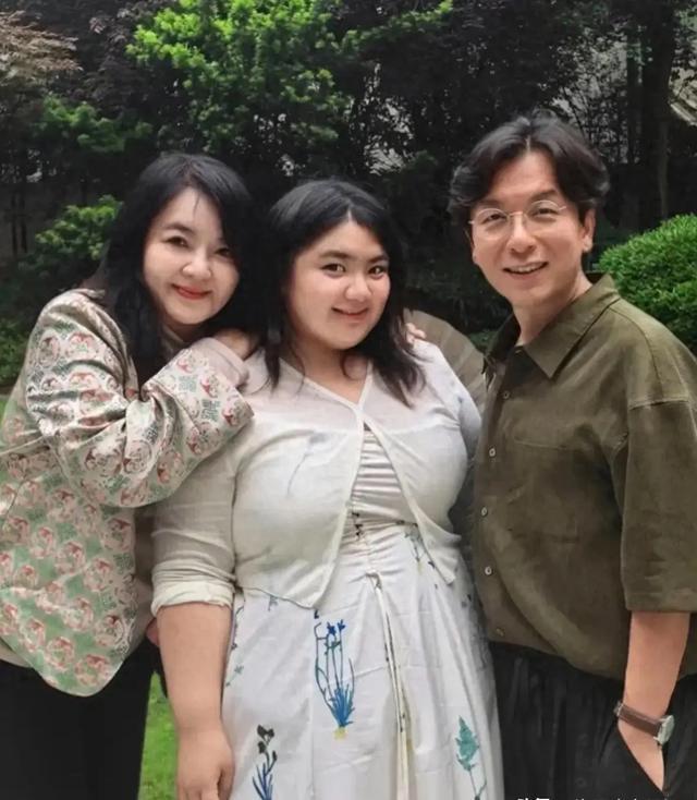 老牌女星胡慧中现身上海，母女同框太吸睛
 
早年胡慧中可是红遍港台，荧幕里英姿飒