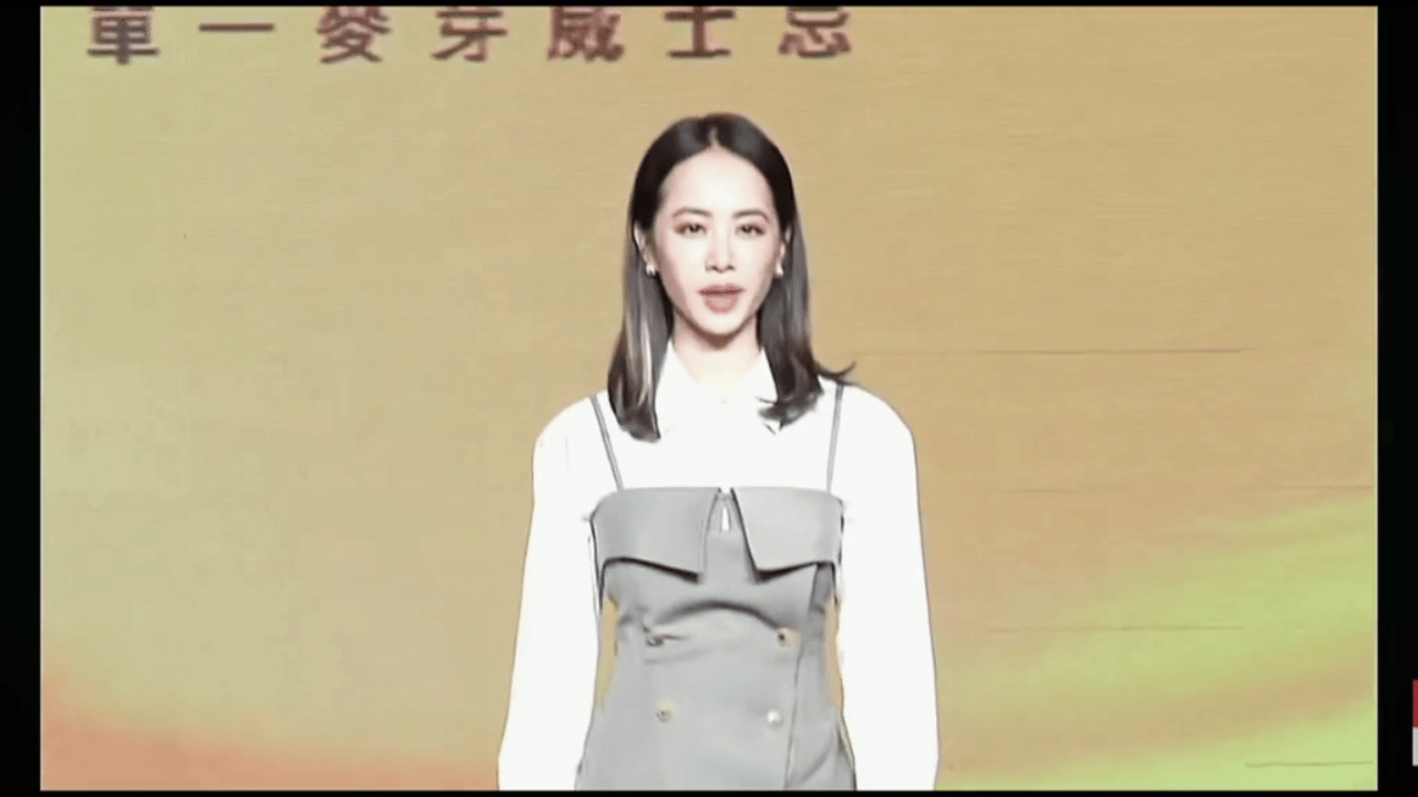 蔡依林刚休假归来便投身活动，状态满格。她依旧光彩照人，活力四射。那份自信与魅力，