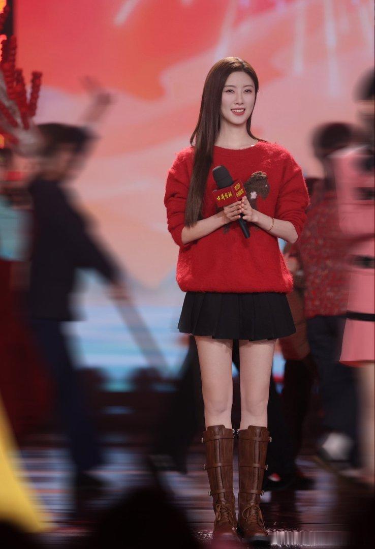 曹斐然 曹斐然亮相安徽卫视春晚，与《六姊妹》共话“家乡记忆”  在随后的复古游戏