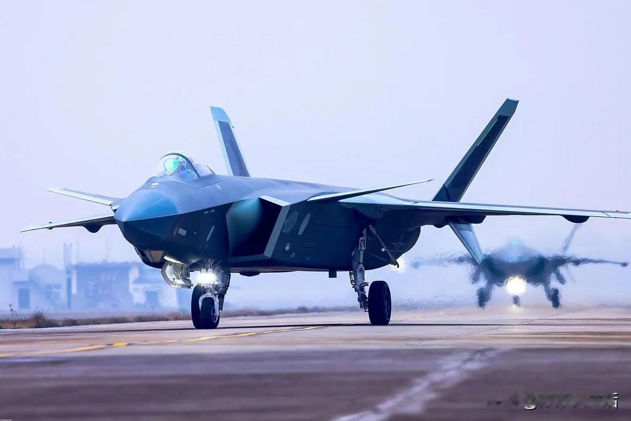 “粗脖子”歼20大规模官宣，瞬间成为舆论焦点。这里的“粗脖子”并非调侃，而是歼2