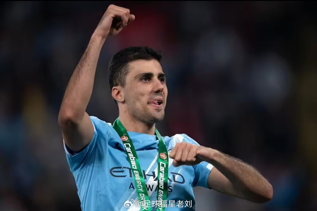 罗马诺：皇马对罗德里保持兴趣，曼城已向球员提供一份新合同根据罗马诺消息，曼城已经