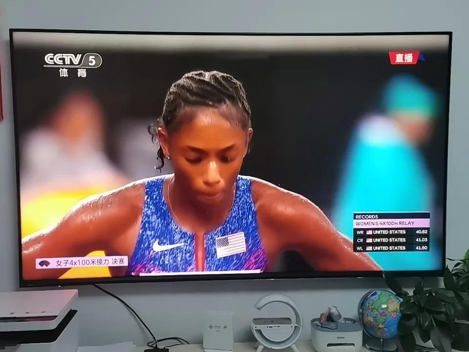 女子4×100接力赛，美国队在大雨中夺冠。
