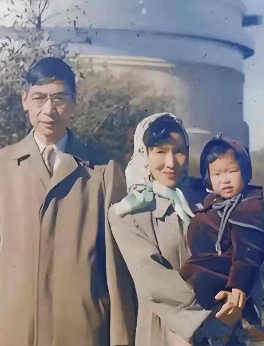 这张海外旧照定格了“两弹一星”元勋郭永怀一家少有的温馨瞬间。郭永怀身着风衣，沉静