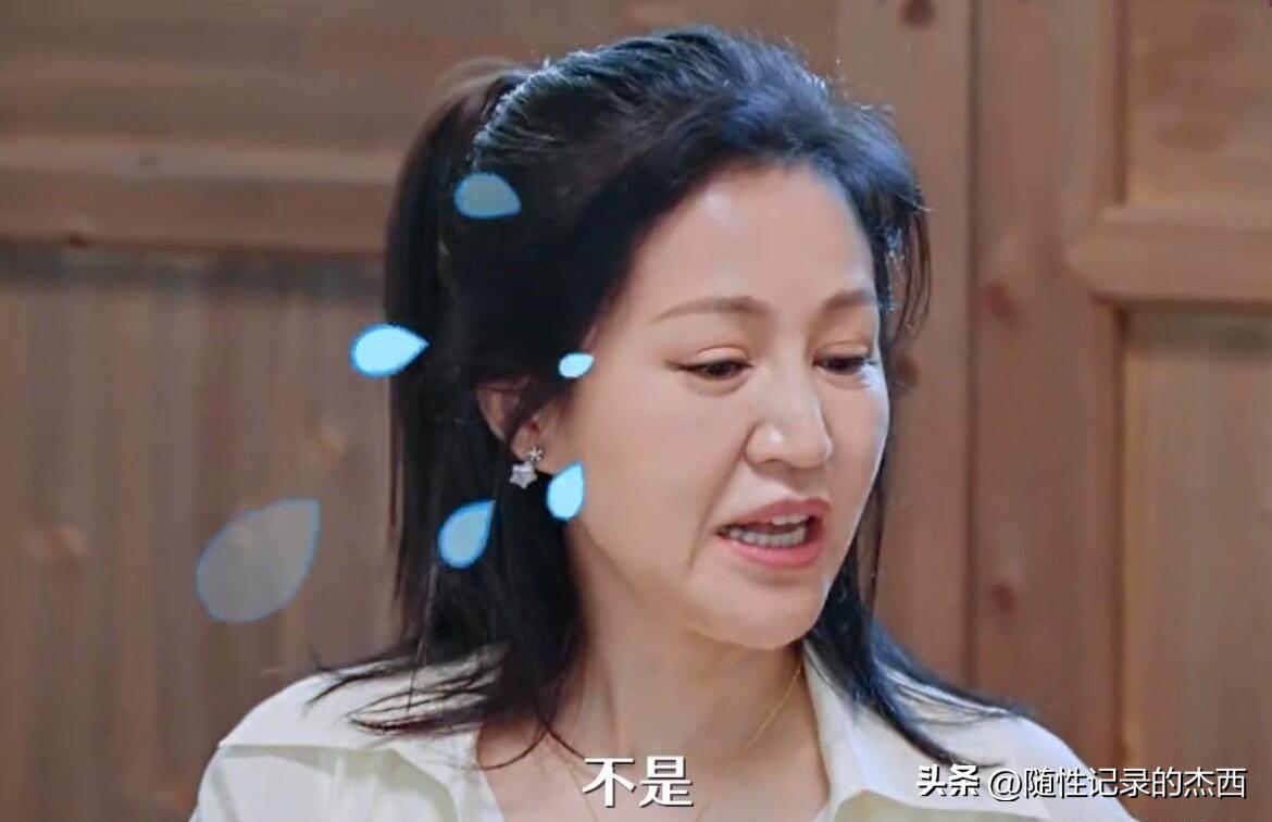 这居然是陆毅的老婆鲍蕾，感觉她的颜值下滑的有点快，才40多岁就这么苍老了。以前在